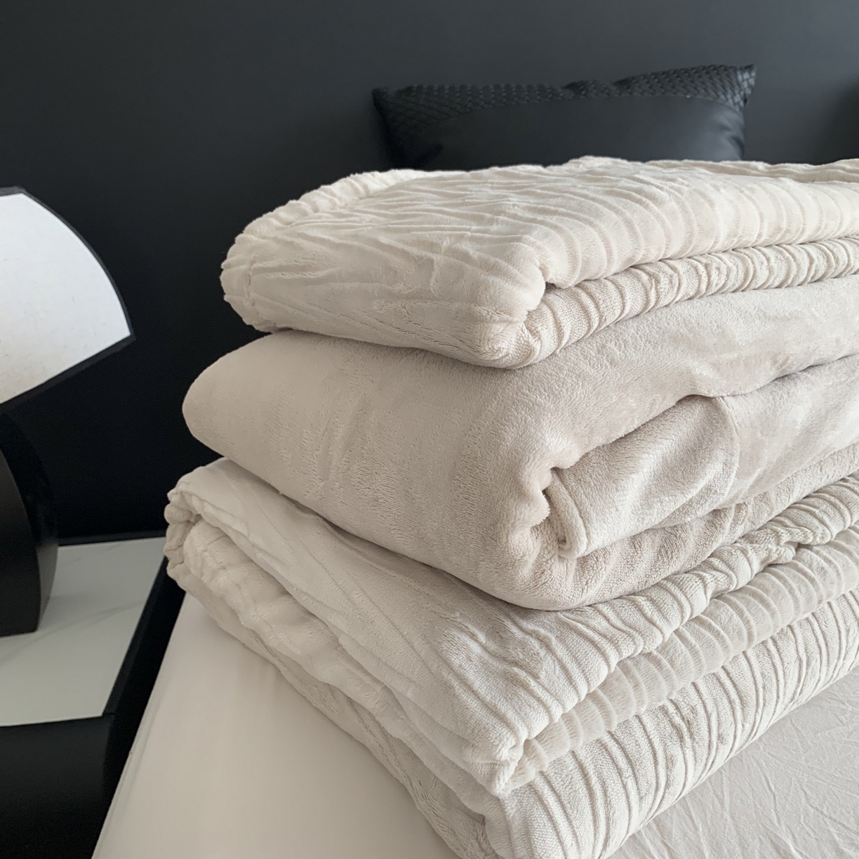 91家纺网 家纺一手货源 找家纺 奈萝家纺 2025新款雕花绒高克重牛奶绒四件套-流年系列 流年可可糖