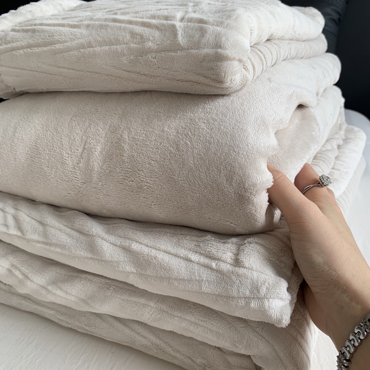 91家纺网 家纺一手货源 找家纺 奈萝家纺 2025新款雕花绒高克重牛奶绒四件套-流年系列 流年可可糖