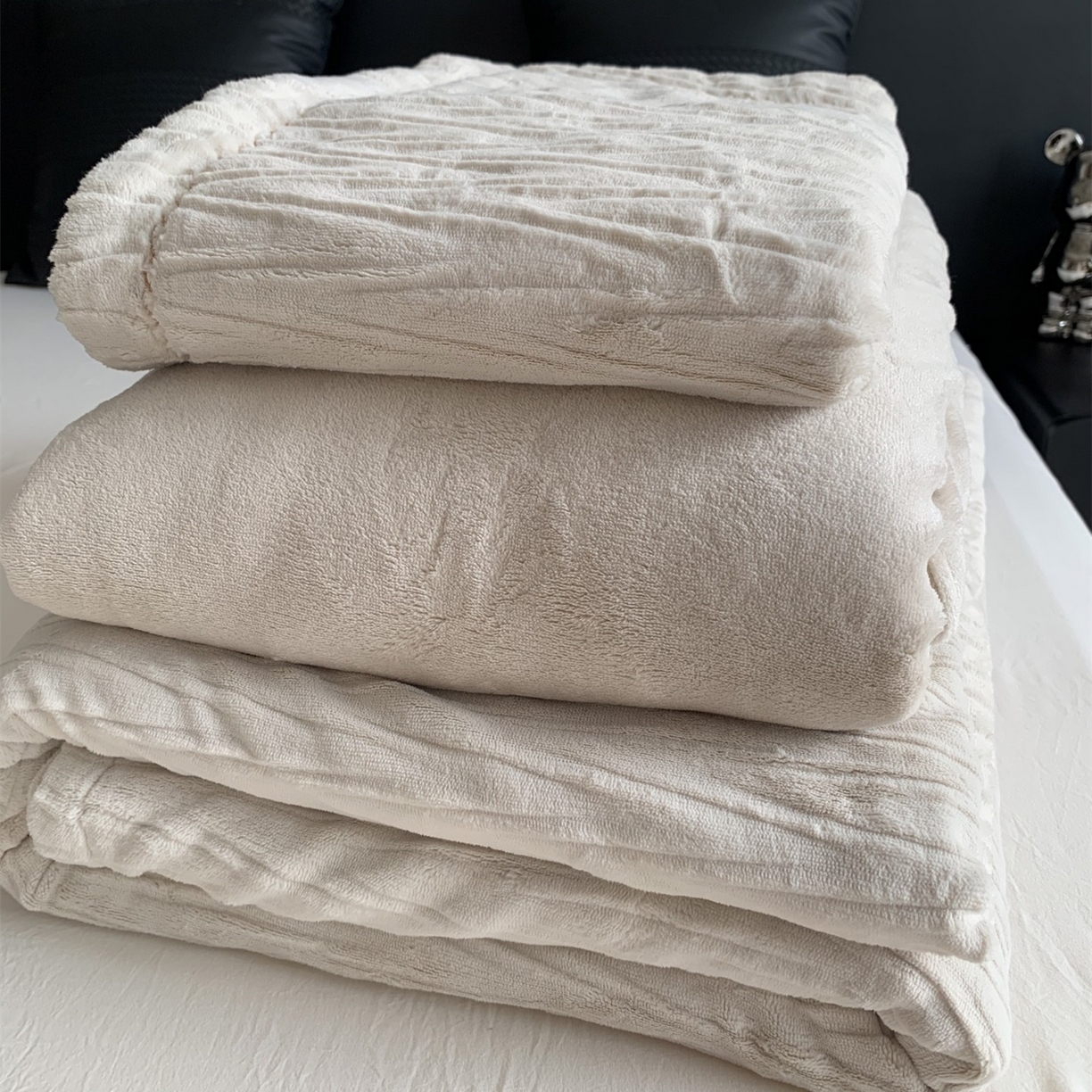 91家纺网 家纺一手货源 找家纺 奈萝家纺 2025新款雕花绒高克重牛奶绒四件套-流年系列 流年可可糖