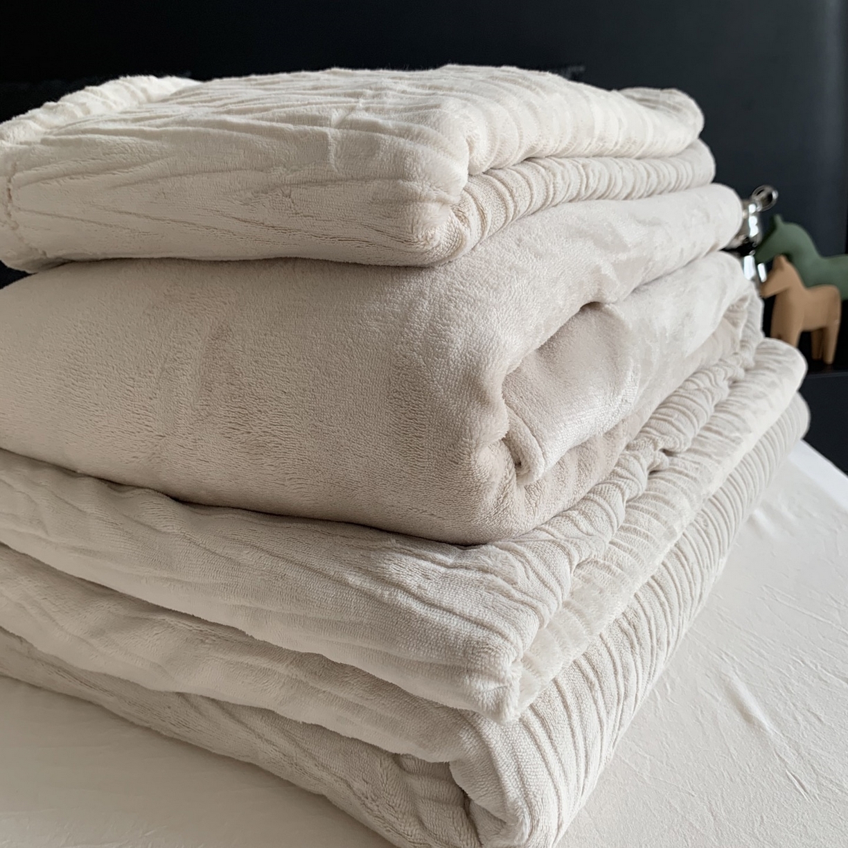 91家纺网 家纺一手货源 找家纺 奈萝家纺 2025新款雕花绒高克重牛奶绒四件套-流年系列 流年可可糖