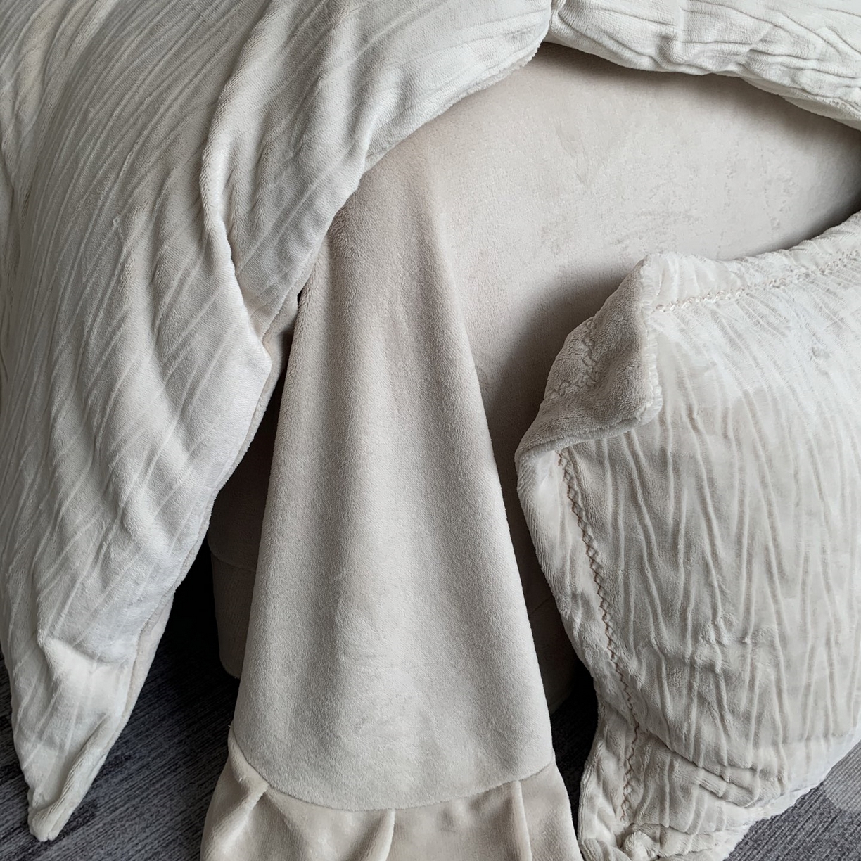 91家纺网 家纺一手货源 找家纺 奈萝家纺 2025新款雕花绒高克重牛奶绒四件套-流年系列 流年可可糖