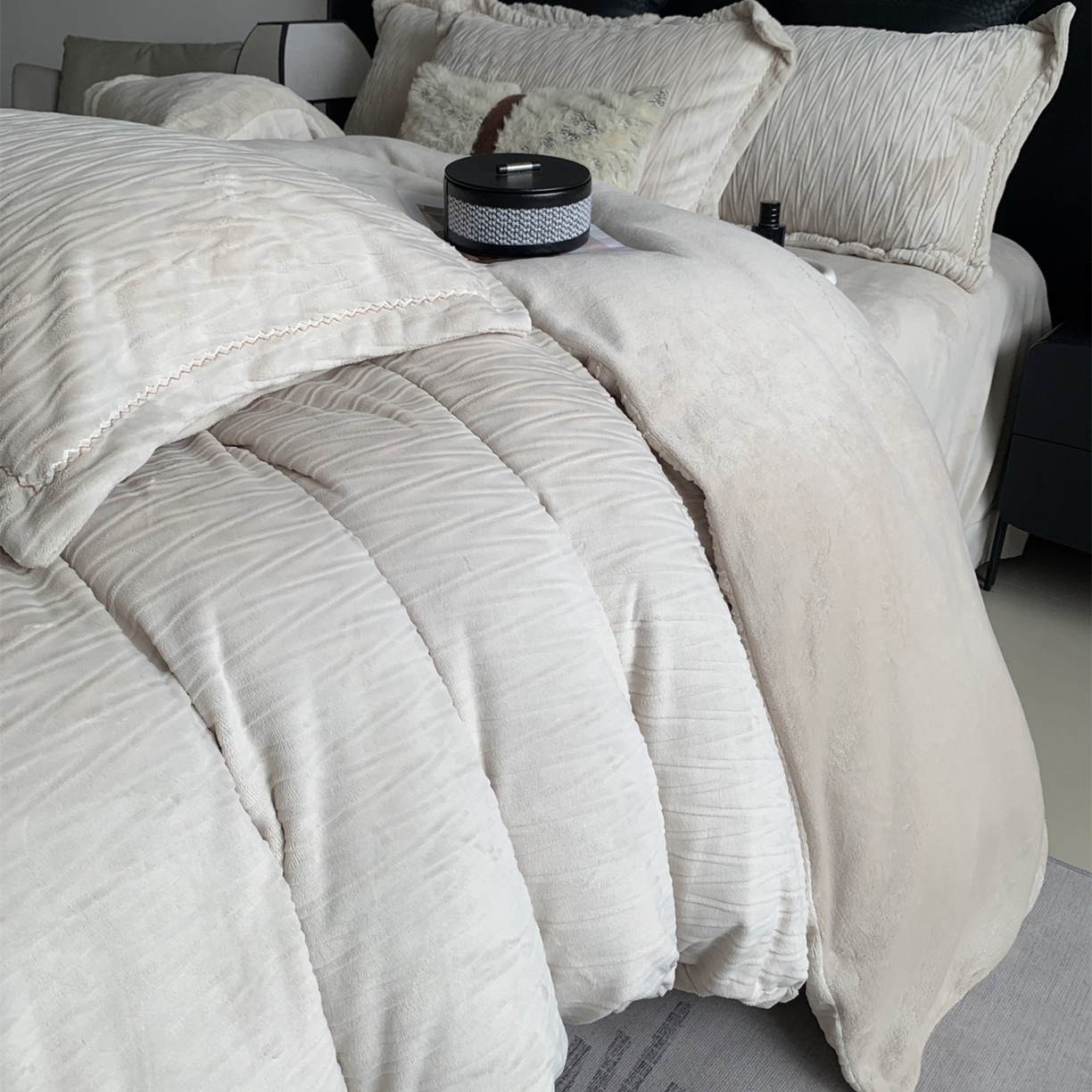 91家纺网 家纺一手货源 找家纺 奈萝家纺 2025新款雕花绒高克重牛奶绒四件套-流年系列 流年可可糖