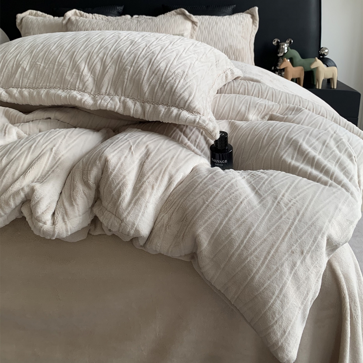 91家纺网 家纺一手货源 找家纺 奈萝家纺 2025新款雕花绒高克重牛奶绒四件套-流年系列 流年可可糖