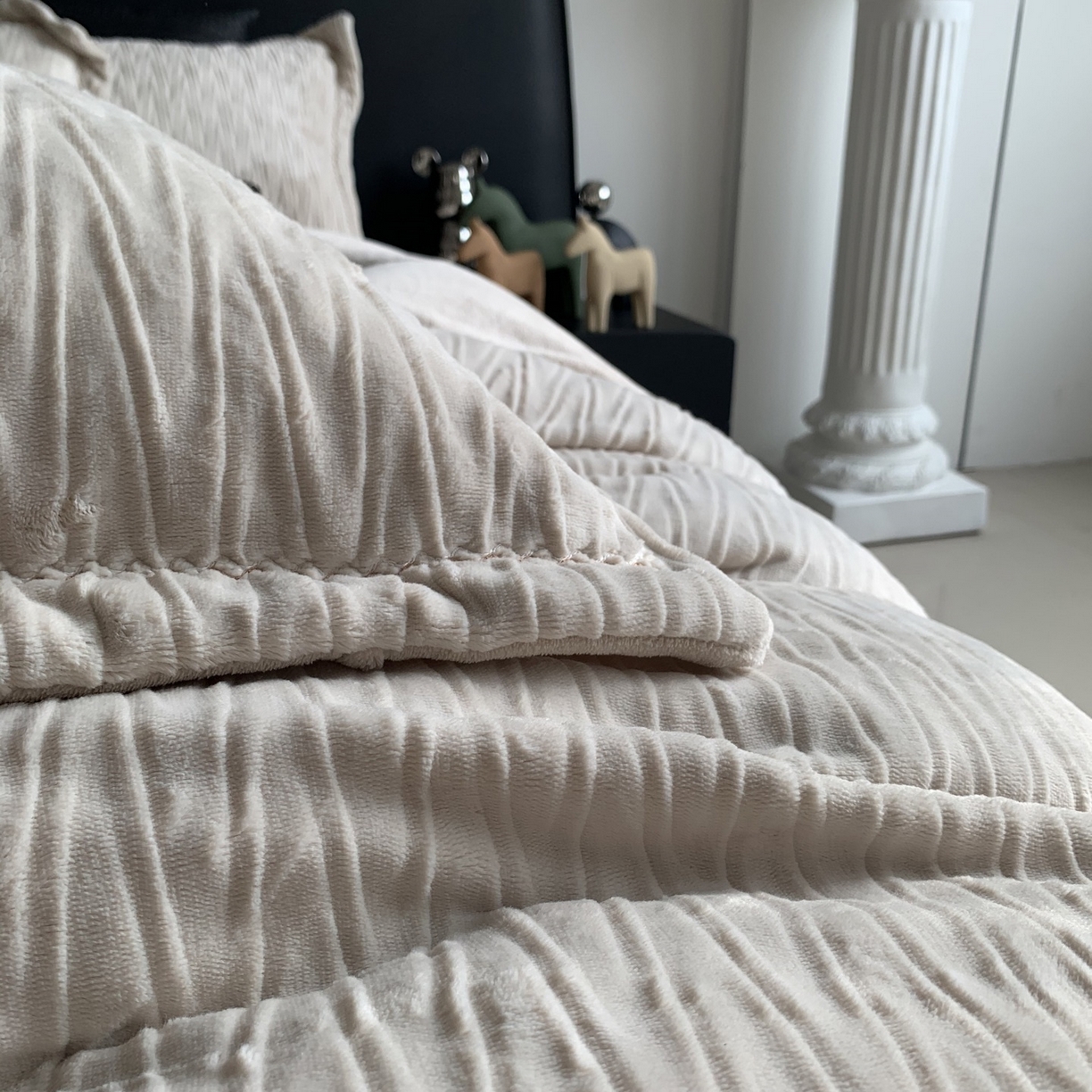 91家纺网 家纺一手货源 找家纺 奈萝家纺 2025新款雕花绒高克重牛奶绒四件套-流年系列 流年可可糖