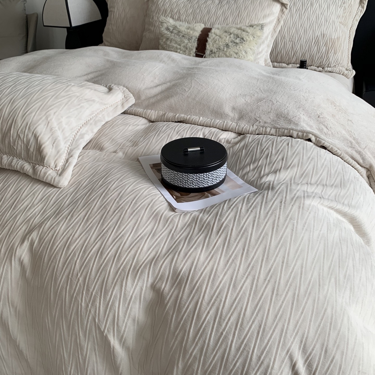 91家纺网 家纺一手货源 找家纺 奈萝家纺 2025新款雕花绒高克重牛奶绒四件套-流年系列 流年可可糖