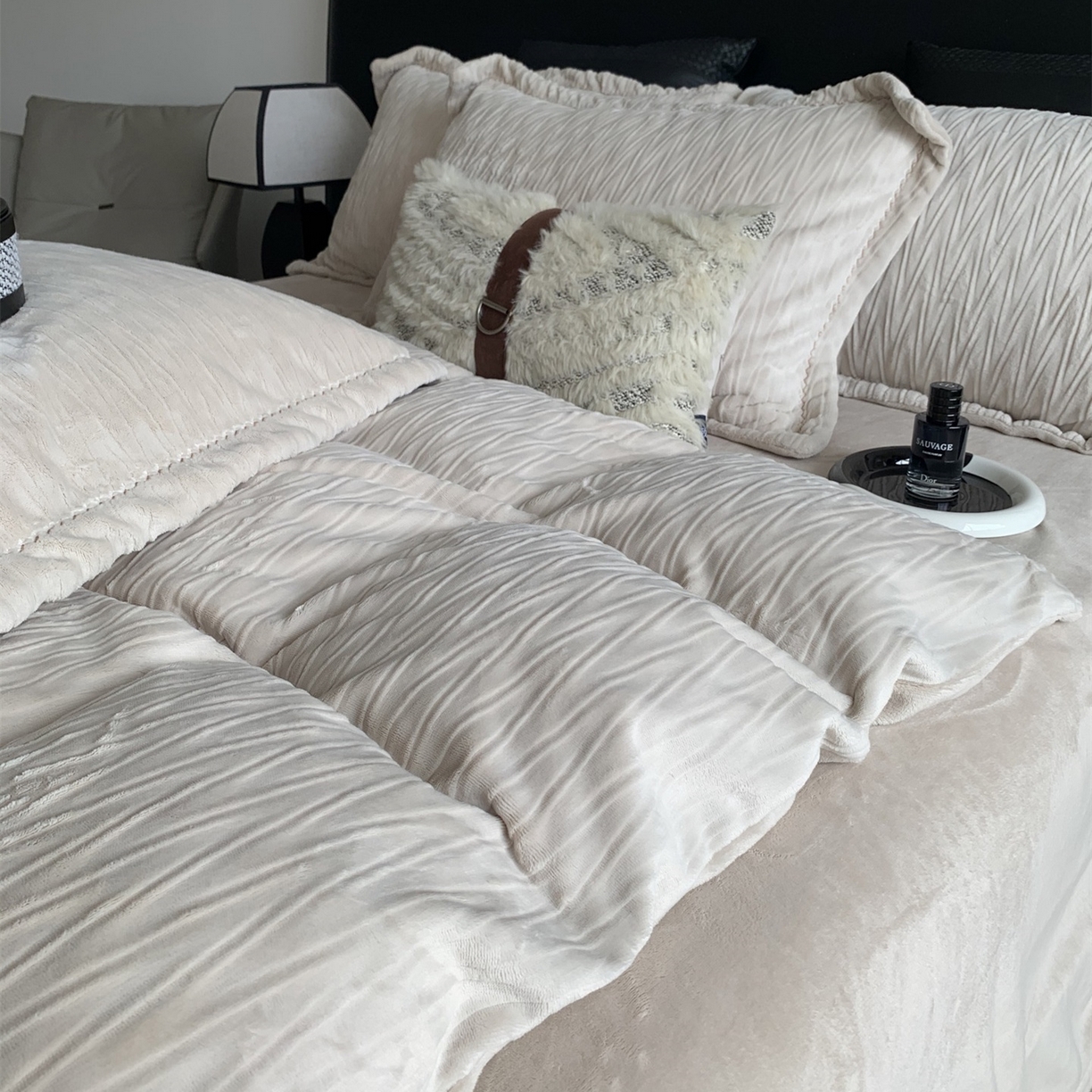 91家纺网 家纺一手货源 找家纺 奈萝家纺 2025新款雕花绒高克重牛奶绒四件套-流年系列 流年可可糖