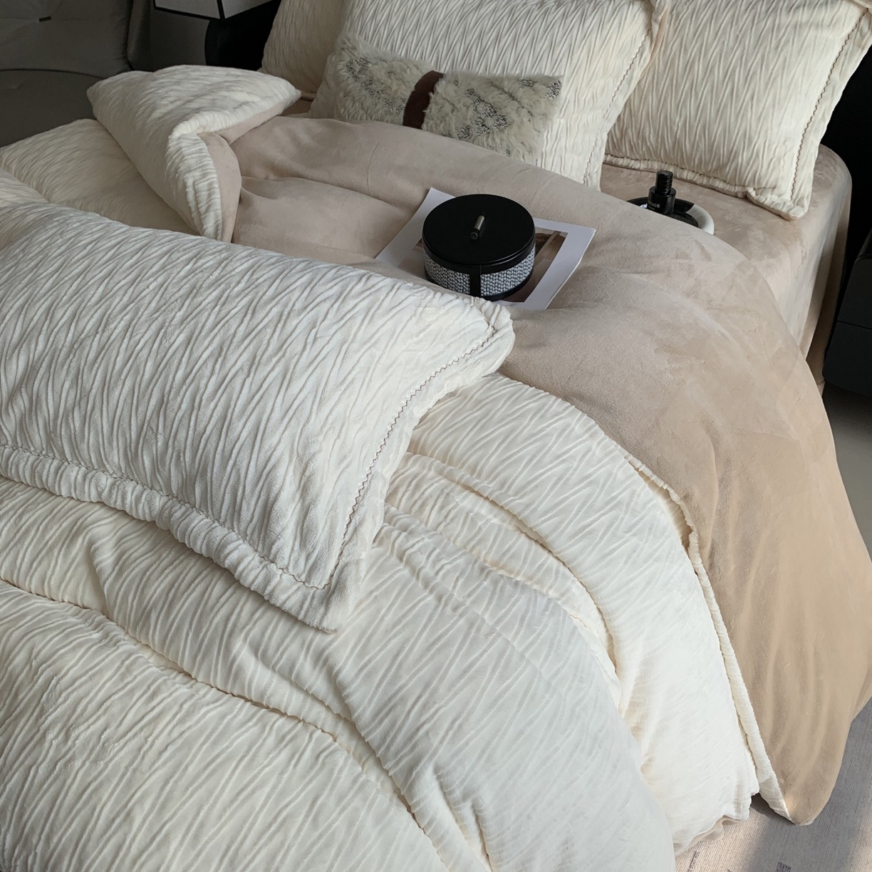 91家纺网 家纺一手货源 找家纺 奈萝家纺 2025新款雕花绒高克重牛奶绒四件套-流年系列 流年暖阳