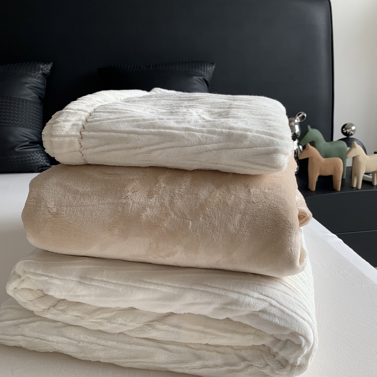 91家纺网 家纺一手货源 找家纺 奈萝家纺 2025新款雕花绒高克重牛奶绒四件套-流年系列 流年暖阳