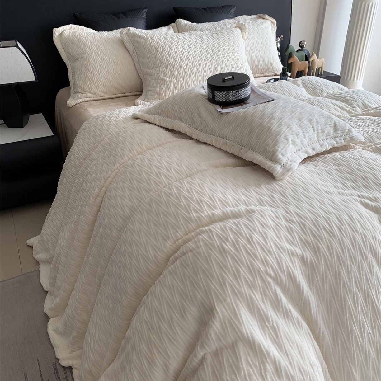 91家纺网 家纺一手货源 找家纺 奈萝家纺 2025新款雕花绒高克重牛奶绒四件套-流年系列 流年暖阳