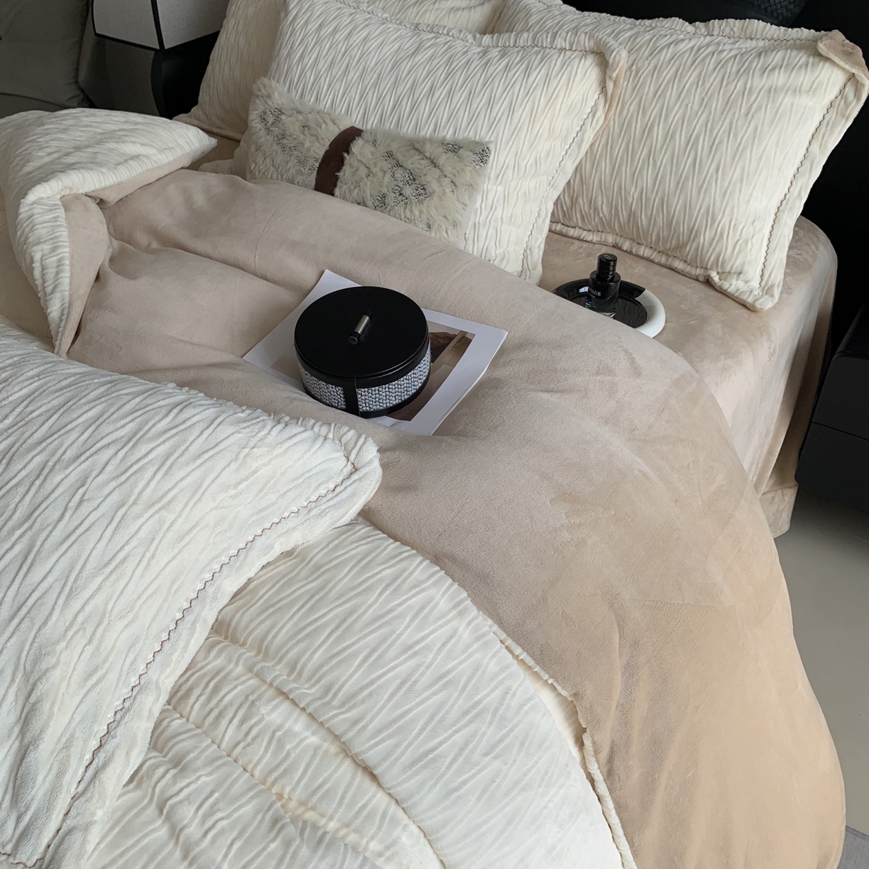 91家纺网 家纺一手货源 找家纺 奈萝家纺 2025新款雕花绒高克重牛奶绒四件套-流年系列 流年暖阳