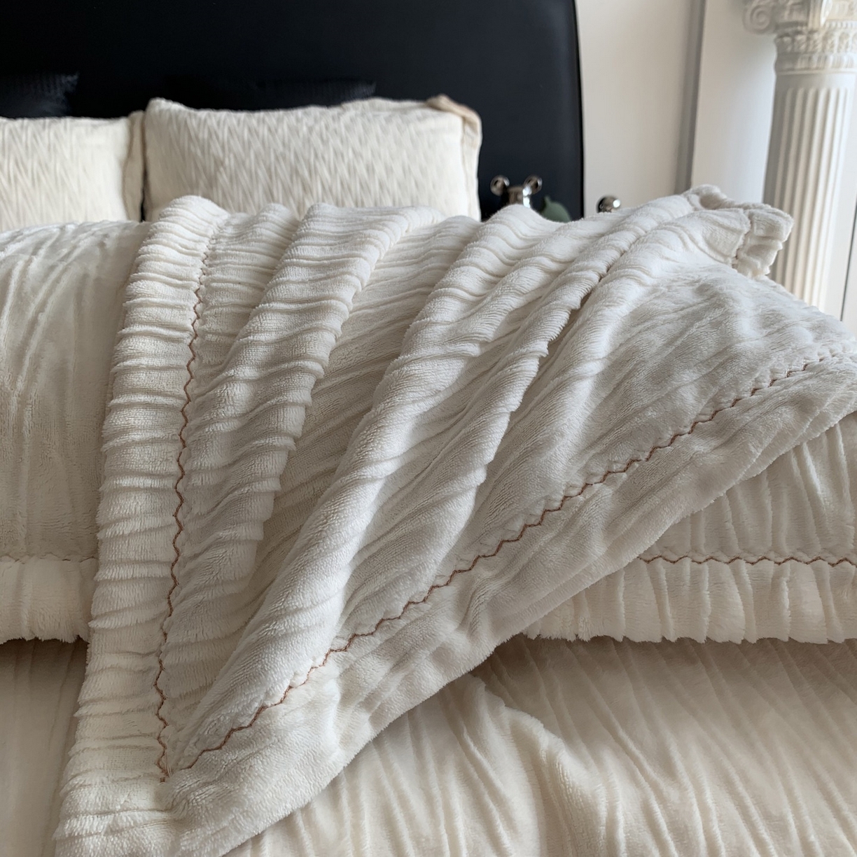 91家纺网 家纺一手货源 找家纺 奈萝家纺 2025新款雕花绒高克重牛奶绒四件套-流年系列 流年暖阳