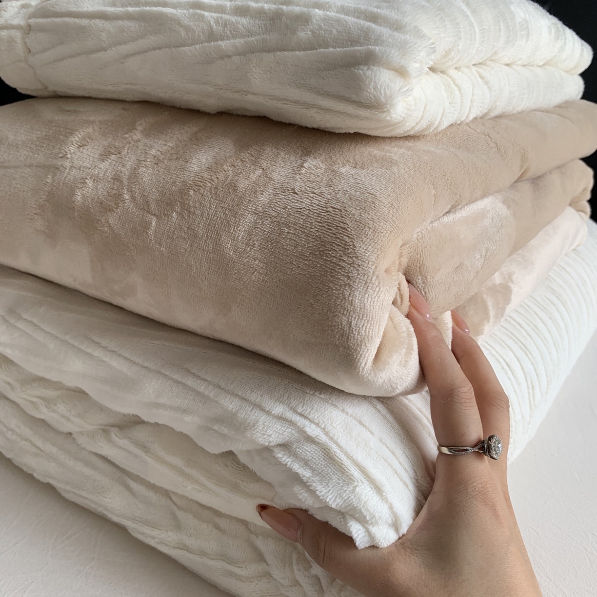 91家纺网 家纺一手货源 找家纺 奈萝家纺 2025新款雕花绒高克重牛奶绒四件套-流年系列 流年暖阳