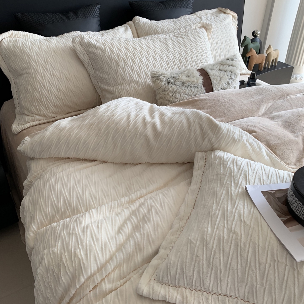 91家纺网 家纺一手货源 找家纺 奈萝家纺 2025新款雕花绒高克重牛奶绒四件套-流年系列 流年暖阳