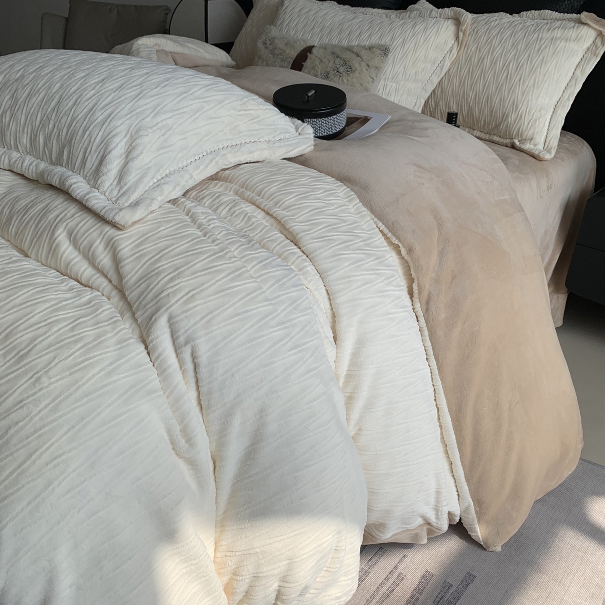 91家纺网 家纺一手货源 找家纺 奈萝家纺 2025新款雕花绒高克重牛奶绒四件套-流年系列 流年暖阳