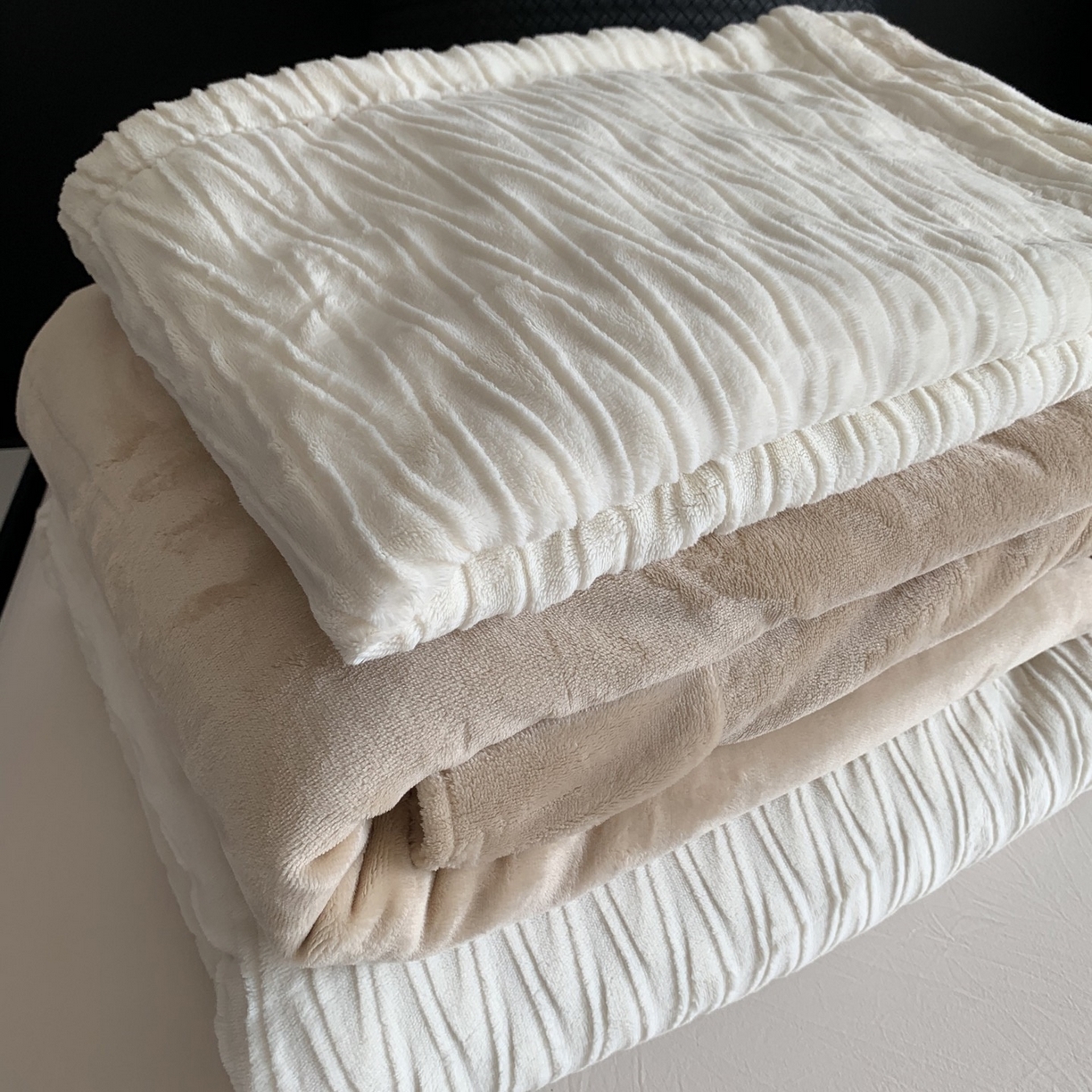 91家纺网 家纺一手货源 找家纺 奈萝家纺 2025新款雕花绒高克重牛奶绒四件套-流年系列 流年暖阳