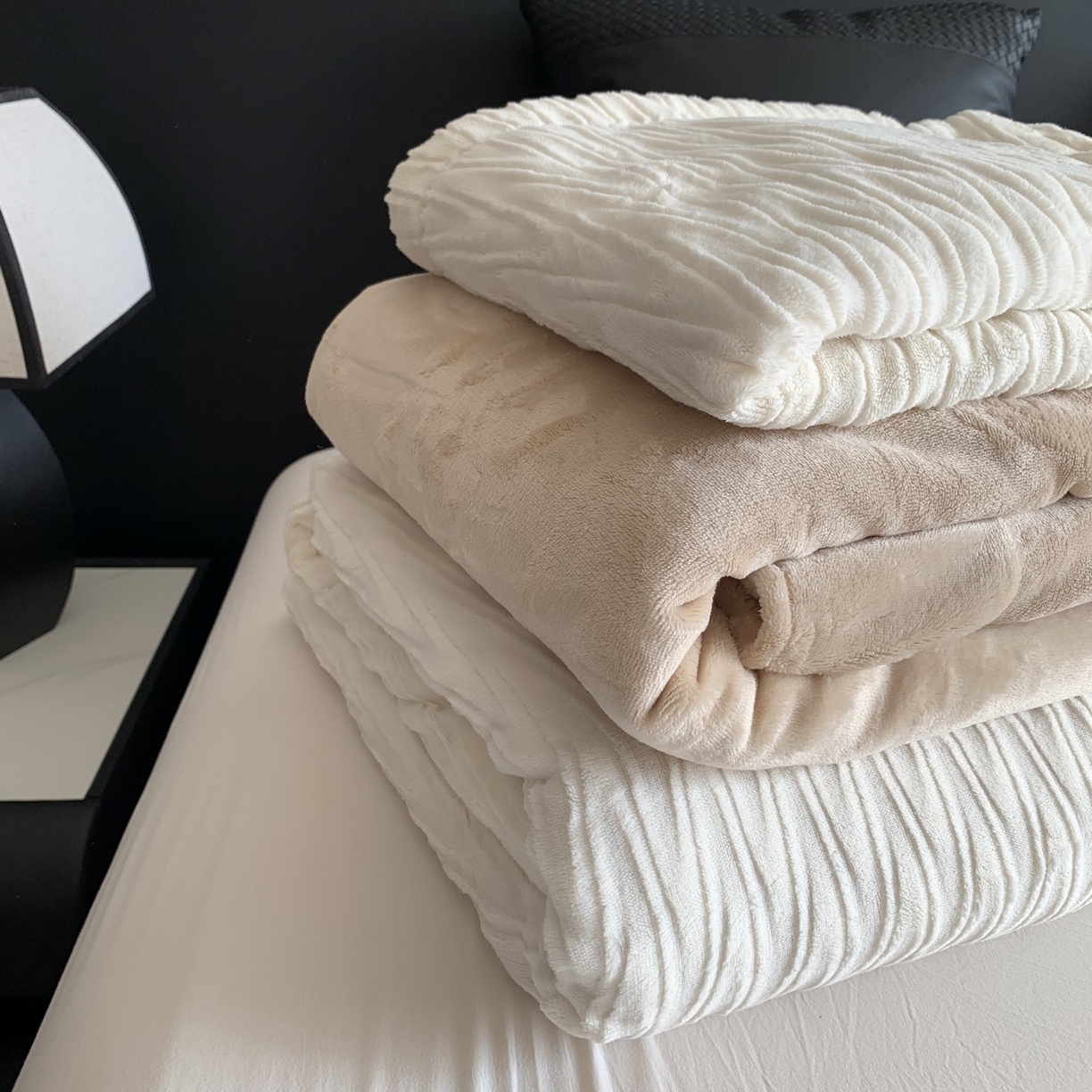 91家纺网 家纺一手货源 找家纺 奈萝家纺 2025新款雕花绒高克重牛奶绒四件套-流年系列 流年暖阳