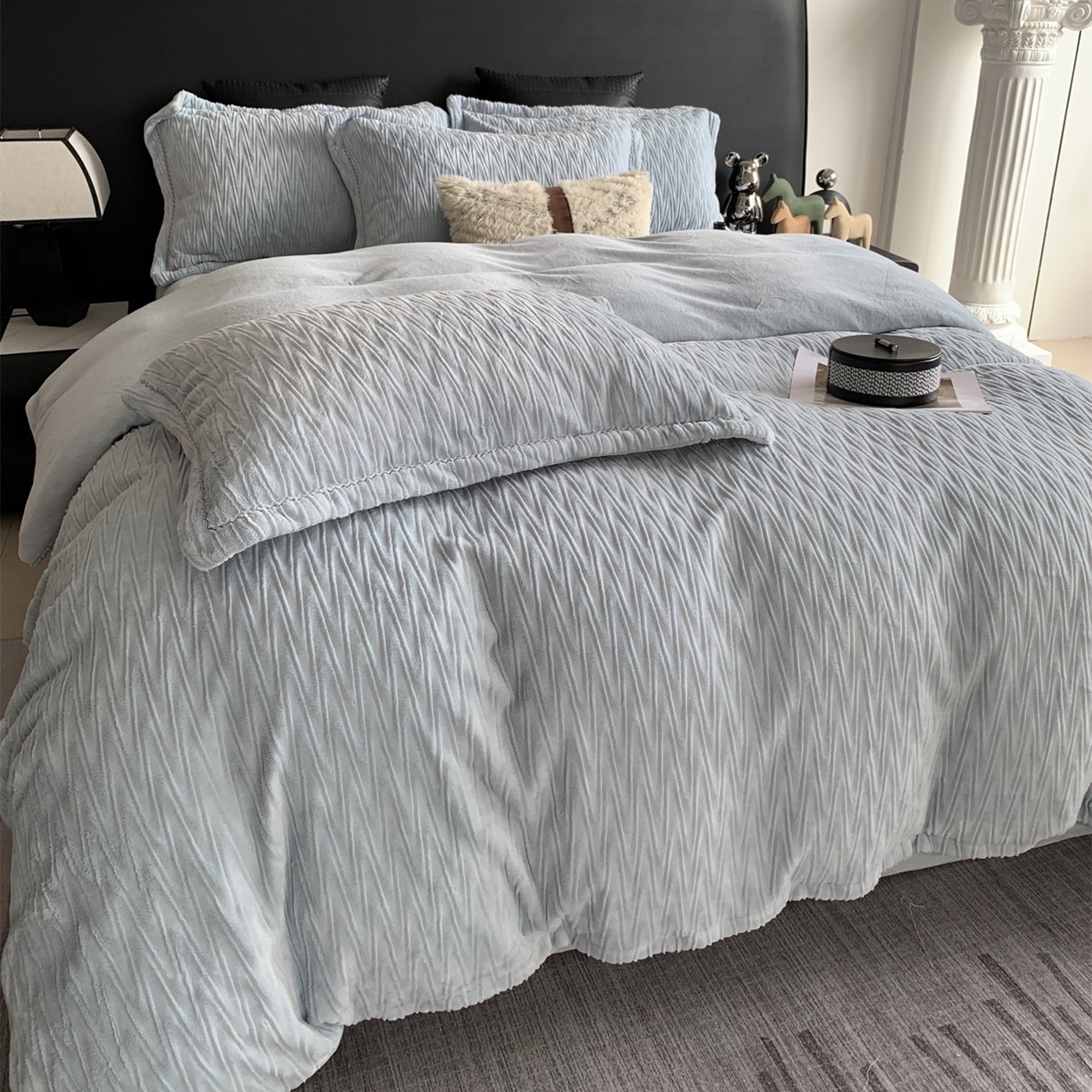 91家纺网 家纺一手货源 找家纺 奈萝家纺 2025新款雕花绒高克重牛奶绒四件套-流年系列 流年星蓝