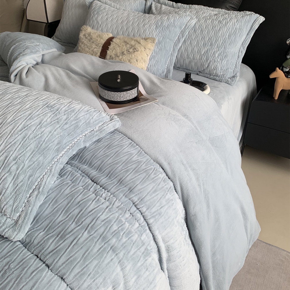 91家纺网 家纺一手货源 找家纺 奈萝家纺 2025新款雕花绒高克重牛奶绒四件套-流年系列 流年星蓝