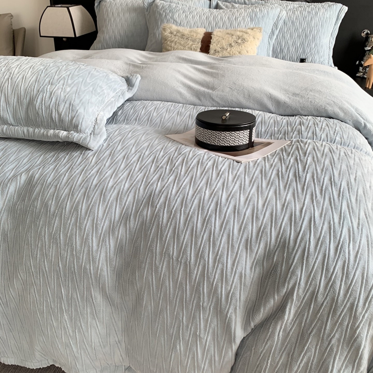 91家纺网 家纺一手货源 找家纺 奈萝家纺 2025新款雕花绒高克重牛奶绒四件套-流年系列 流年星蓝