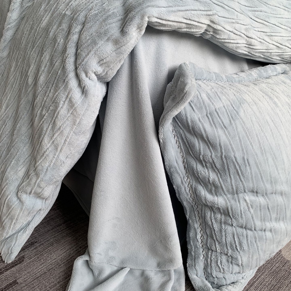 91家纺网 家纺一手货源 找家纺 奈萝家纺 2025新款雕花绒高克重牛奶绒四件套-流年系列 流年星蓝