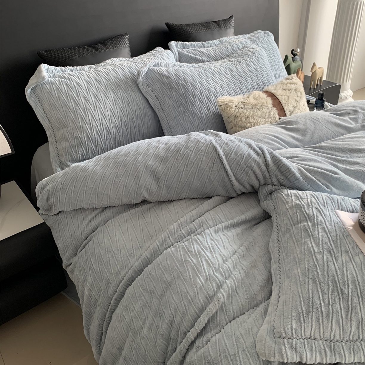 91家纺网 家纺一手货源 找家纺 奈萝家纺 2025新款雕花绒高克重牛奶绒四件套-流年系列 流年星蓝