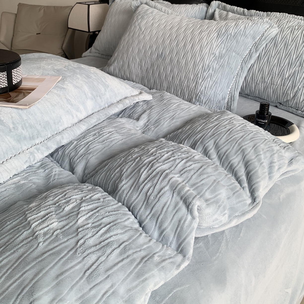 91家纺网 家纺一手货源 找家纺 奈萝家纺 2025新款雕花绒高克重牛奶绒四件套-流年系列 流年星蓝