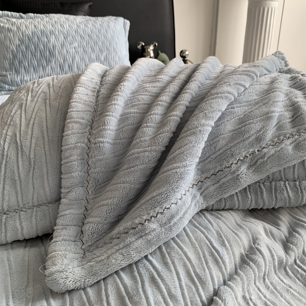 91家纺网 家纺一手货源 找家纺 奈萝家纺 2025新款雕花绒高克重牛奶绒四件套-流年系列 流年星蓝