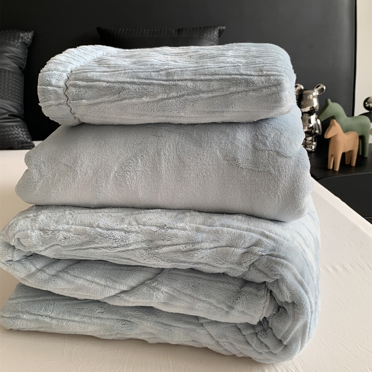 91家纺网 家纺一手货源 找家纺 奈萝家纺 2025新款雕花绒高克重牛奶绒四件套-流年系列 流年星蓝