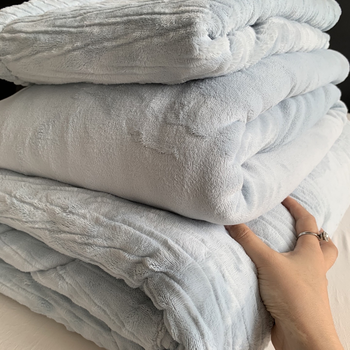 91家纺网 家纺一手货源 找家纺 奈萝家纺 2025新款雕花绒高克重牛奶绒四件套-流年系列 流年星蓝