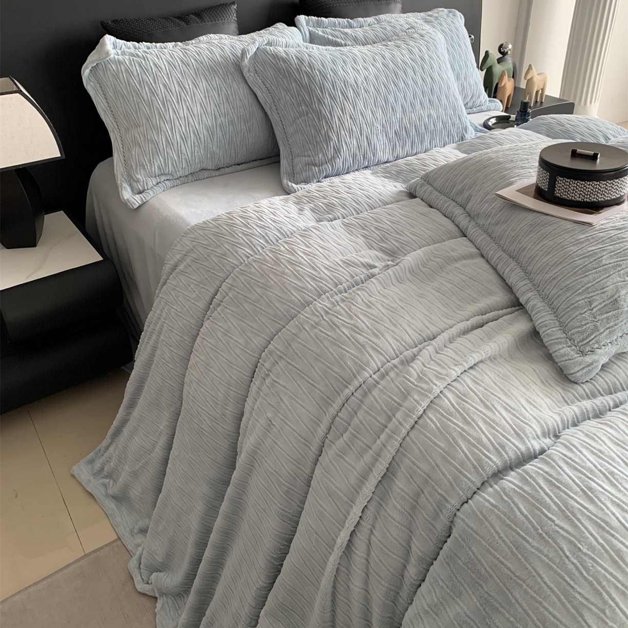 91家纺网 家纺一手货源 找家纺 奈萝家纺 2025新款雕花绒高克重牛奶绒四件套-流年系列 流年星蓝