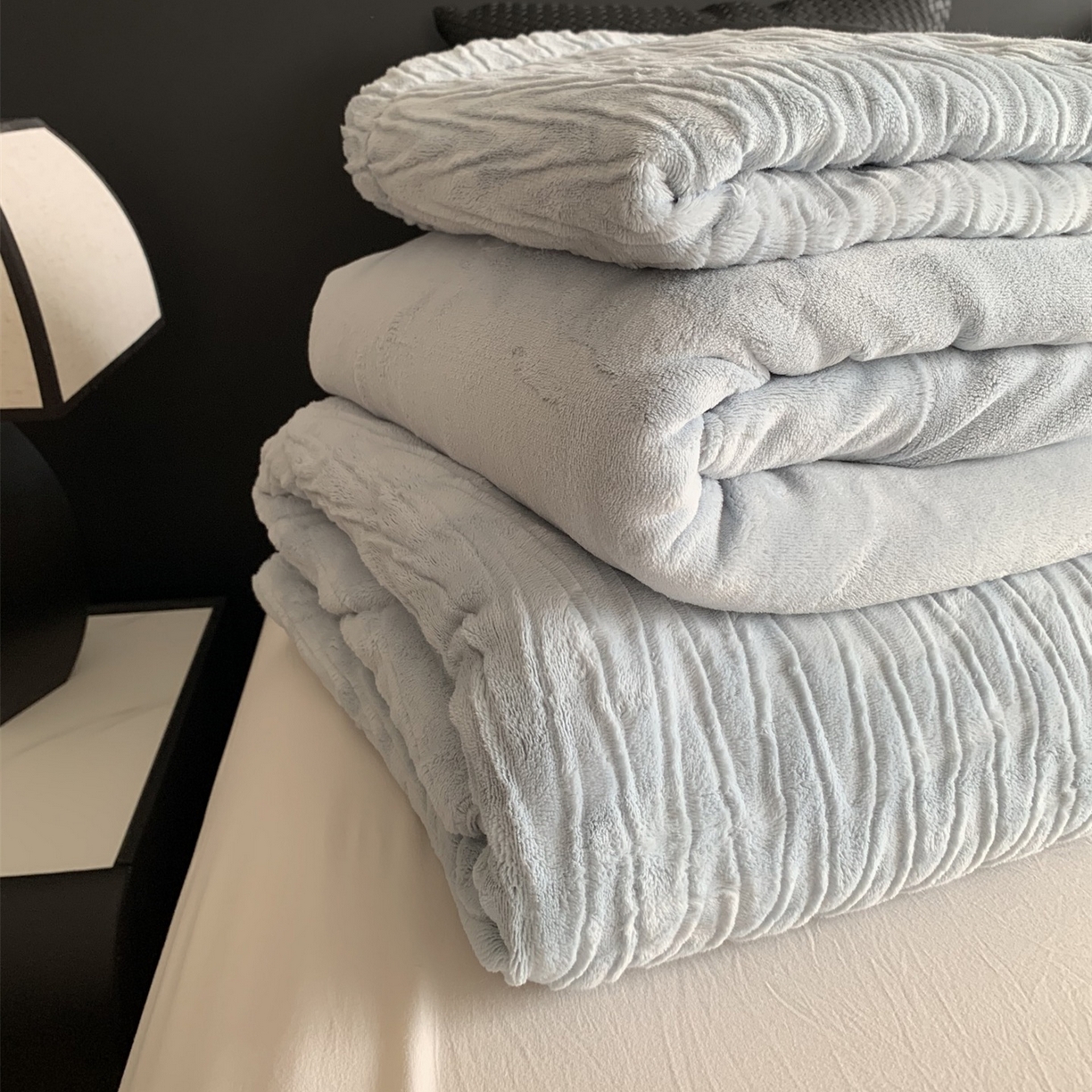 91家纺网 家纺一手货源 找家纺 奈萝家纺 2025新款雕花绒高克重牛奶绒四件套-流年系列 流年星蓝