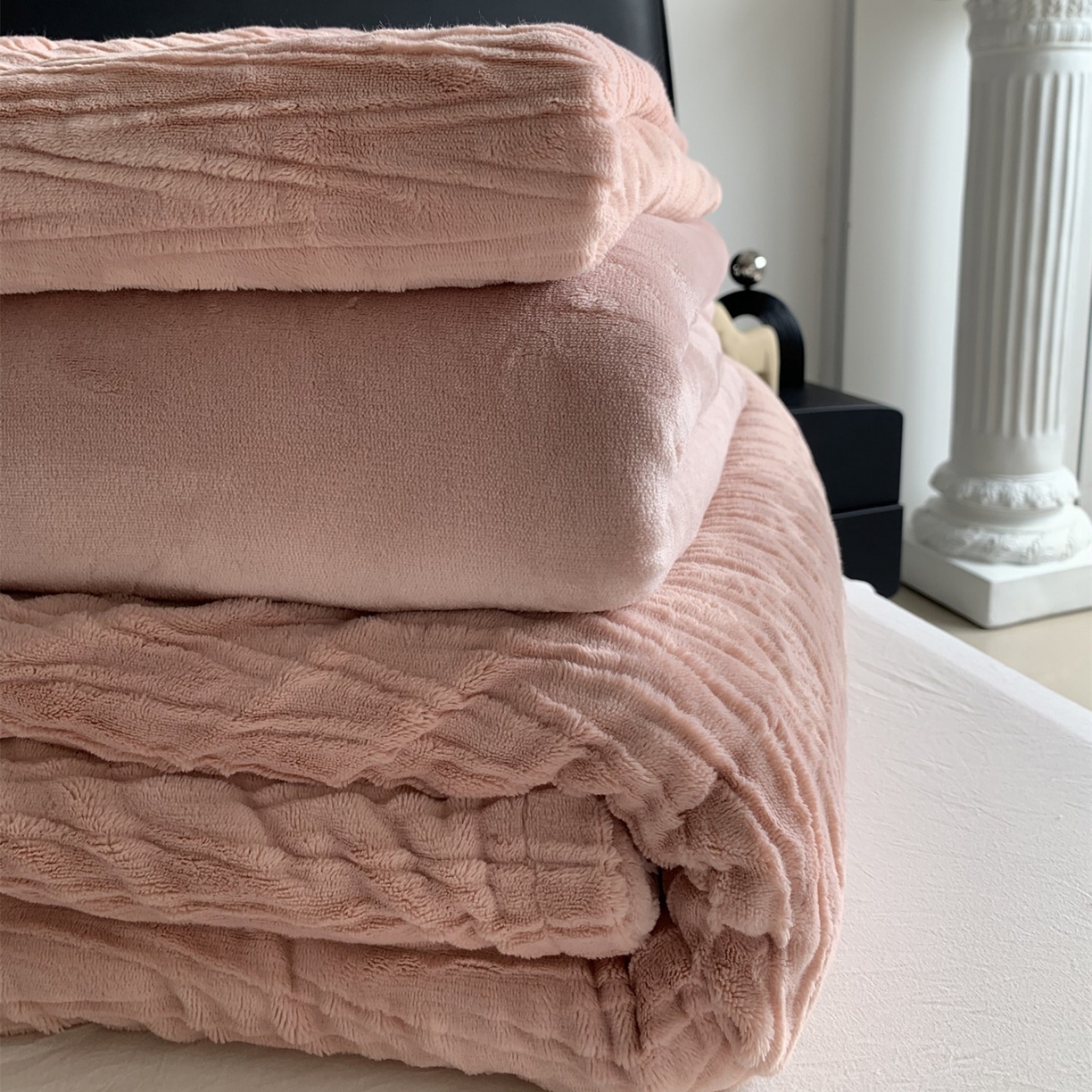 91家纺网 家纺一手货源 找家纺 奈萝家纺 2025新款雕花绒高克重牛奶绒四件套-流年系列 流年胭脂红