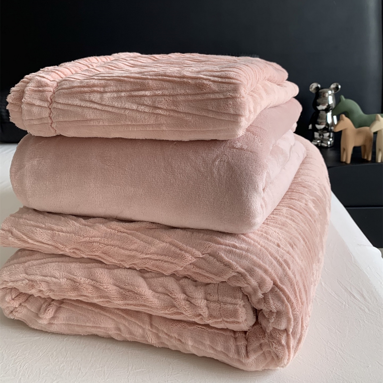 91家纺网 家纺一手货源 找家纺 奈萝家纺 2025新款雕花绒高克重牛奶绒四件套-流年系列 流年胭脂红