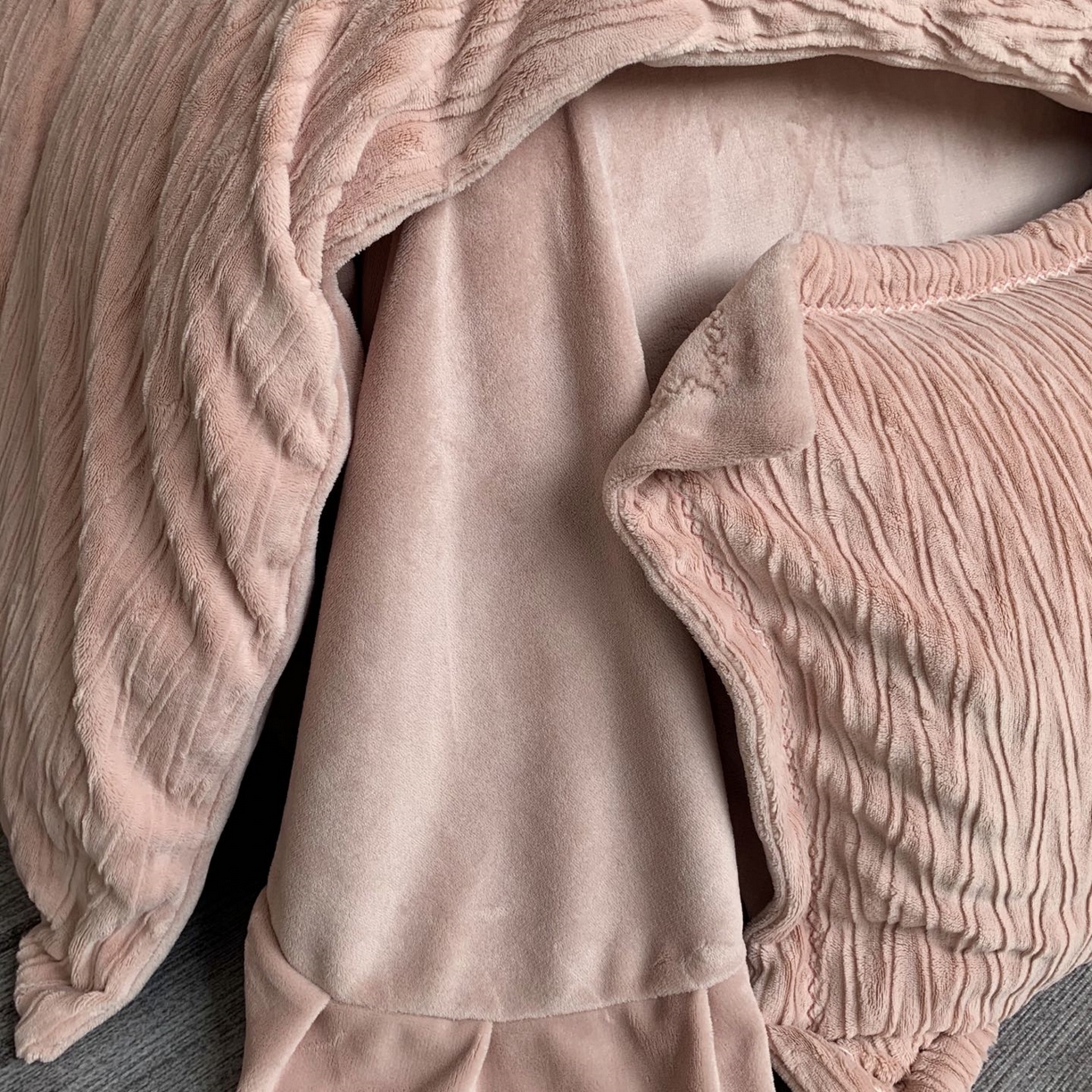 91家纺网 家纺一手货源 找家纺 奈萝家纺 2025新款雕花绒高克重牛奶绒四件套-流年系列 流年胭脂红