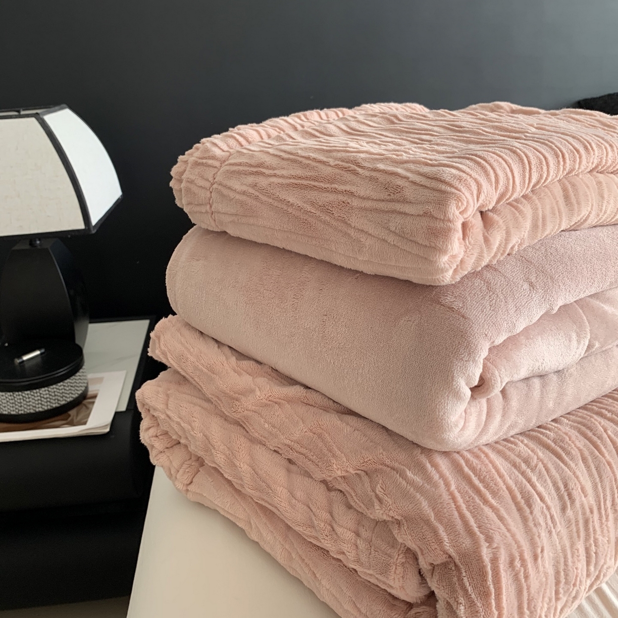 91家纺网 家纺一手货源 找家纺 奈萝家纺 2025新款雕花绒高克重牛奶绒四件套-流年系列 流年胭脂红