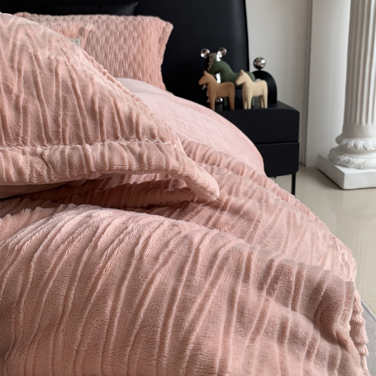 91家纺网 家纺一手货源 找家纺 奈萝家纺 2025新款雕花绒高克重牛奶绒四件套-流年系列 流年胭脂红