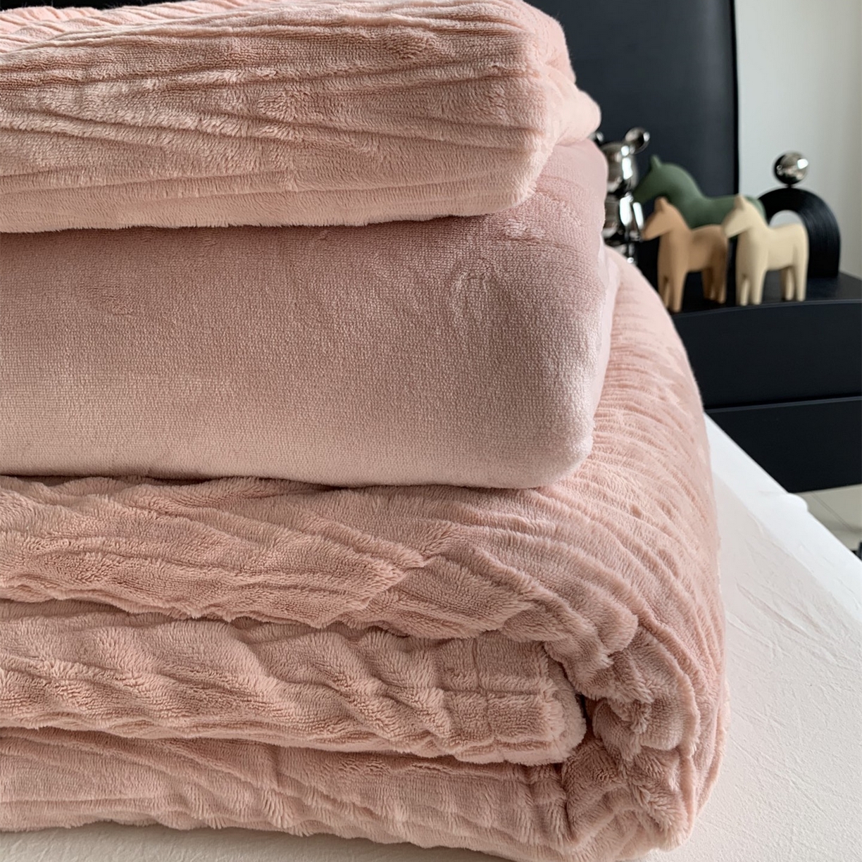 91家纺网 家纺一手货源 找家纺 奈萝家纺 2025新款雕花绒高克重牛奶绒四件套-流年系列 流年胭脂红