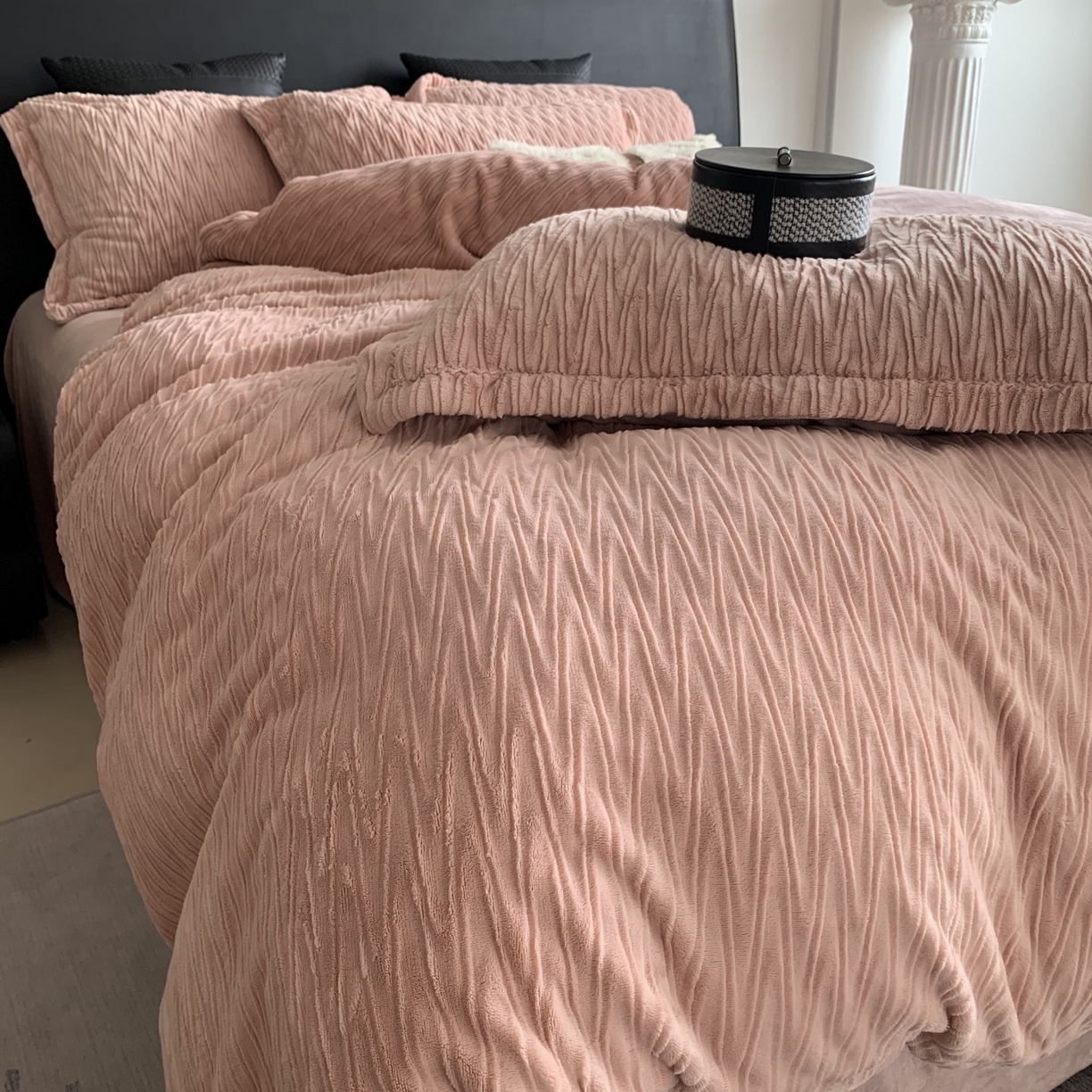 91家纺网 家纺一手货源 找家纺 奈萝家纺 2025新款雕花绒高克重牛奶绒四件套-流年系列 流年胭脂红