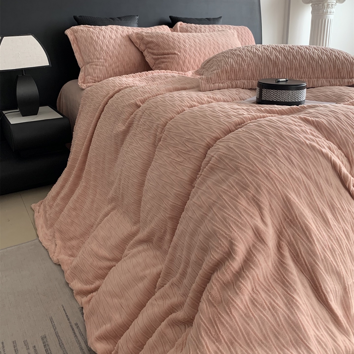 91家纺网 家纺一手货源 找家纺 奈萝家纺 2025新款雕花绒高克重牛奶绒四件套-流年系列 流年胭脂红