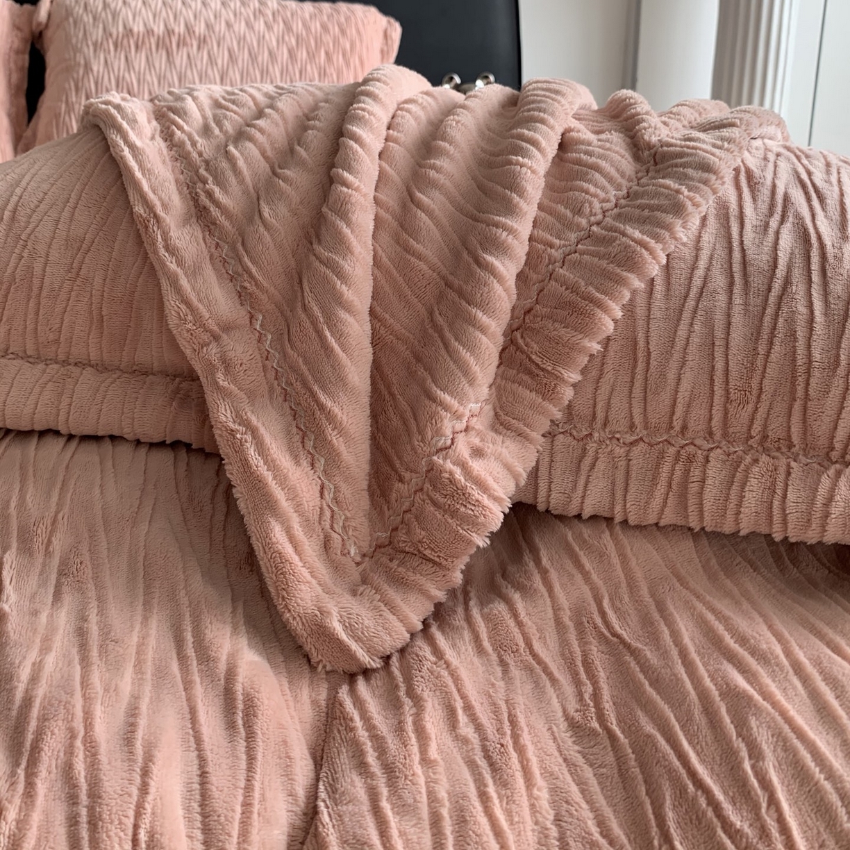 91家纺网 家纺一手货源 找家纺 奈萝家纺 2025新款雕花绒高克重牛奶绒四件套-流年系列 流年胭脂红