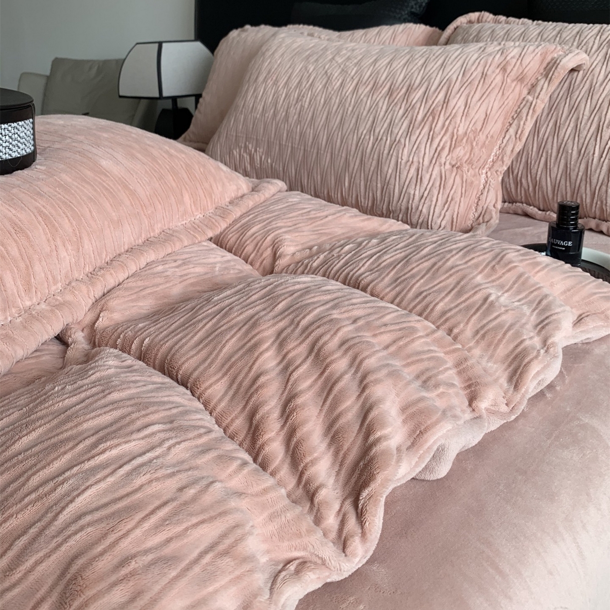 91家纺网 家纺一手货源 找家纺 奈萝家纺 2025新款雕花绒高克重牛奶绒四件套-流年系列 流年胭脂红