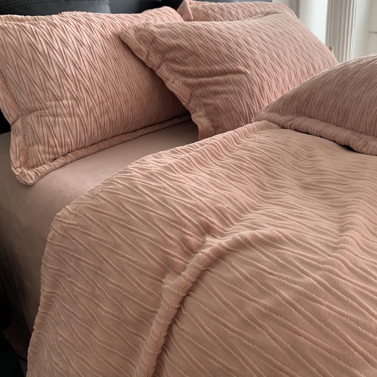 91家纺网 家纺一手货源 找家纺 奈萝家纺 2025新款雕花绒高克重牛奶绒四件套-流年系列 流年胭脂红