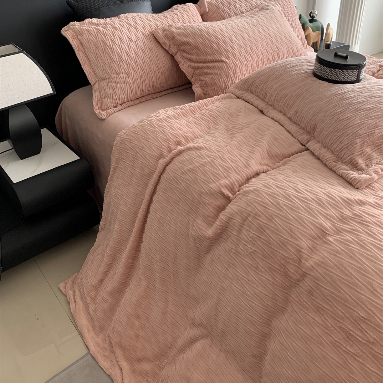 91家纺网 家纺一手货源 找家纺 奈萝家纺 2025新款雕花绒高克重牛奶绒四件套-流年系列 流年胭脂红