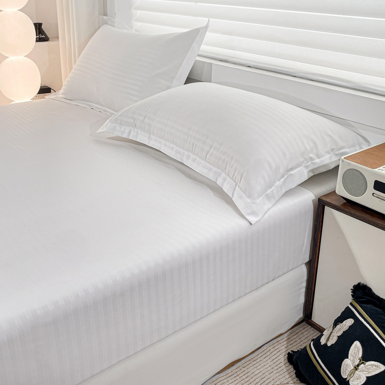 91家纺网 家纺一手货源 找家纺 恬澳家纺 2025新款简约磨毛压花床笠外贸跨境电商亚马逊速卖通单床笠三件套欧美尺寸多多跨境平台-场景二 条纹-白