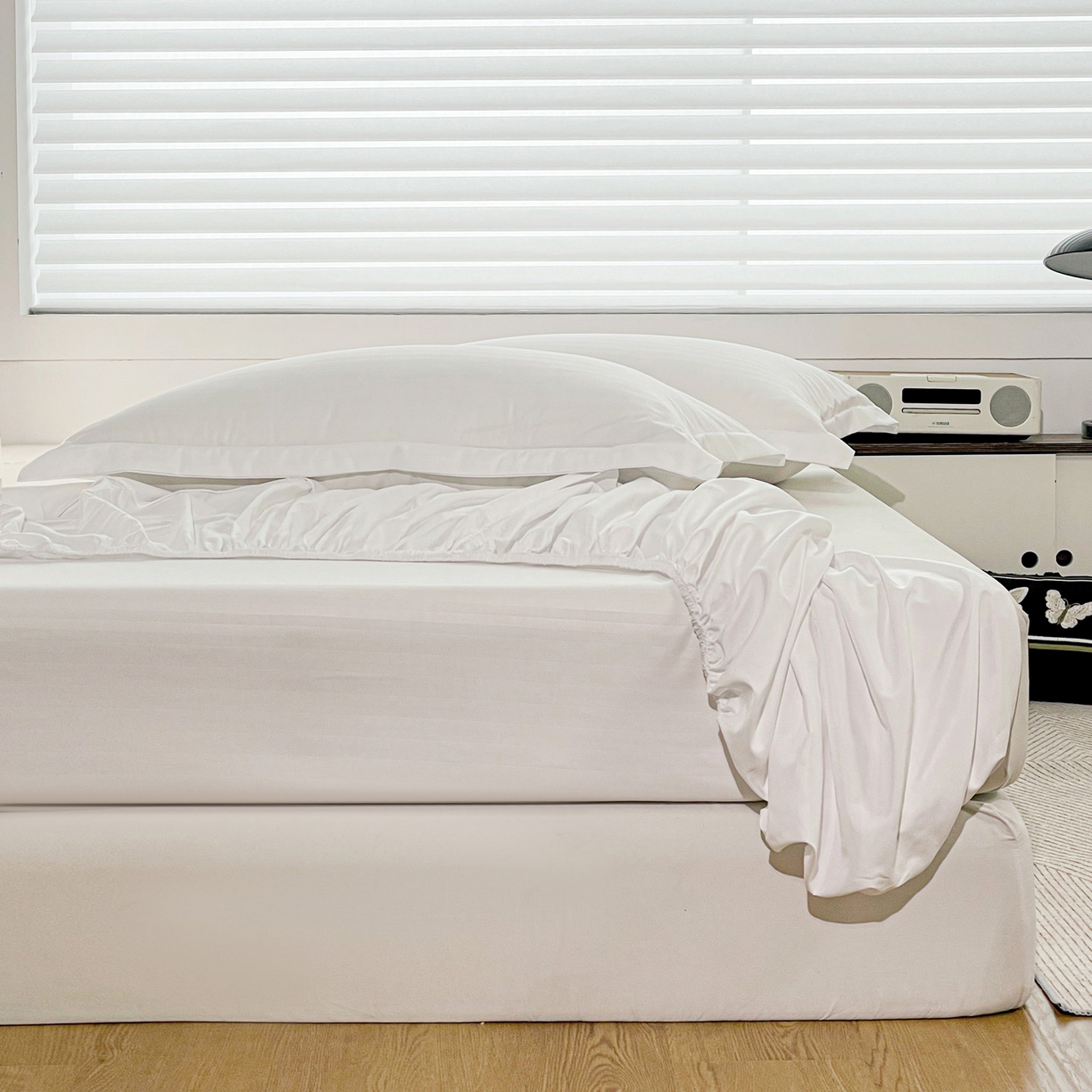 91家纺网 家纺一手货源 找家纺 恬澳家纺 2025新款简约磨毛压花床笠外贸跨境电商亚马逊速卖通单床笠三件套欧美尺寸多多跨境平台-场景二 条纹-白