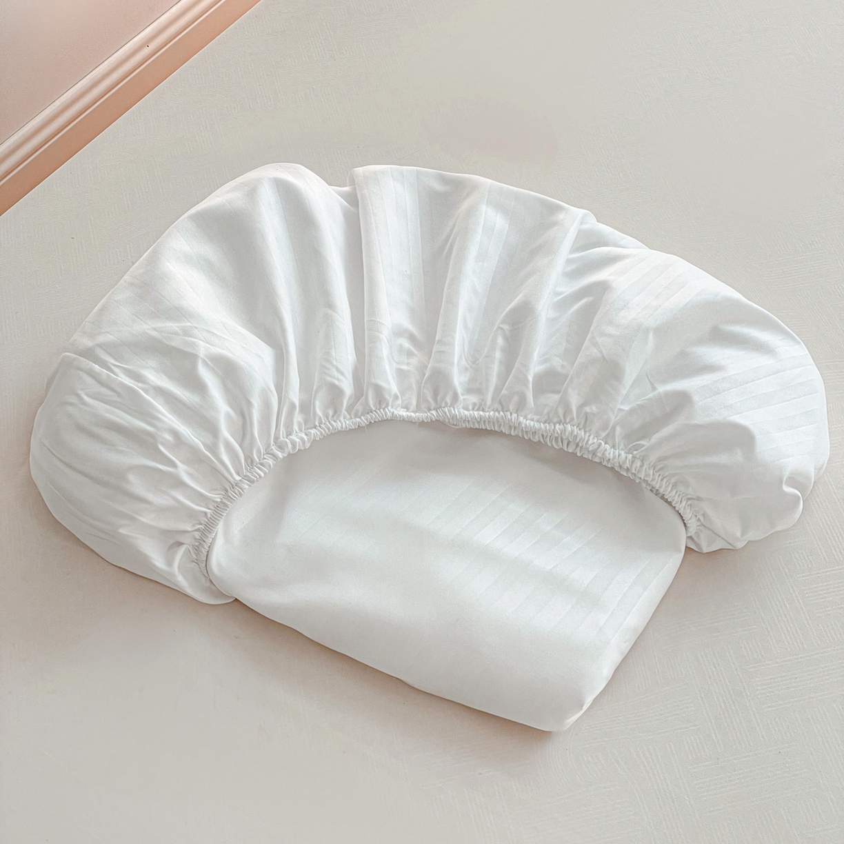 91家纺网 家纺一手货源 找家纺 恬澳家纺 2025新款简约磨毛压花床笠外贸跨境电商亚马逊速卖通单床笠三件套欧美尺寸多多跨境平台-场景二 条纹-白