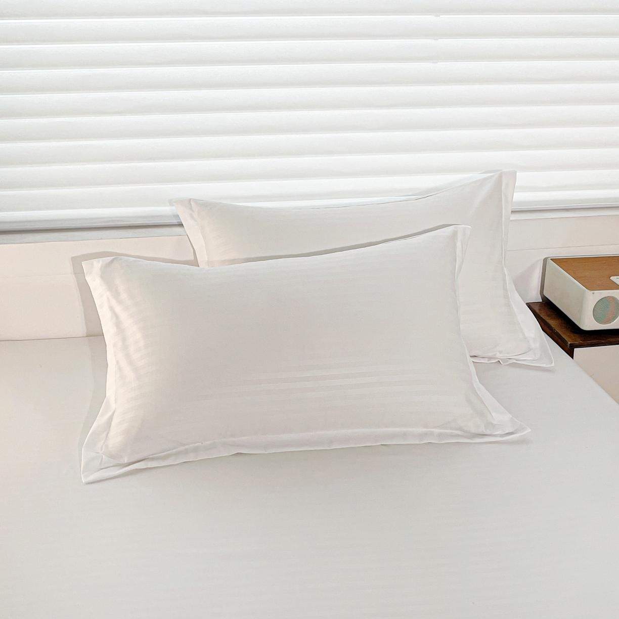 91家纺网 家纺一手货源 找家纺 恬澳家纺 2025新款简约磨毛压花床笠外贸跨境电商亚马逊速卖通单床笠三件套欧美尺寸多多跨境平台-场景二 条纹-白