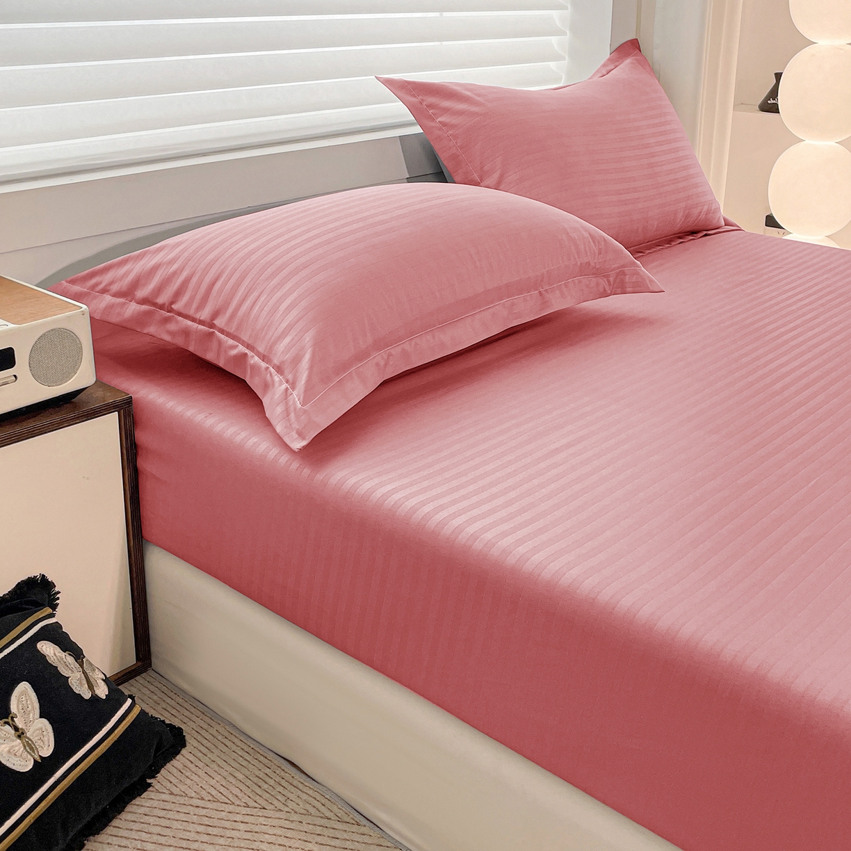 91家纺网 家纺一手货源 找家纺 恬澳家纺 2025新款简约磨毛压花床笠外贸跨境电商亚马逊速卖通单床笠三件套欧美尺寸多多跨境平台-场景二 条纹-粉