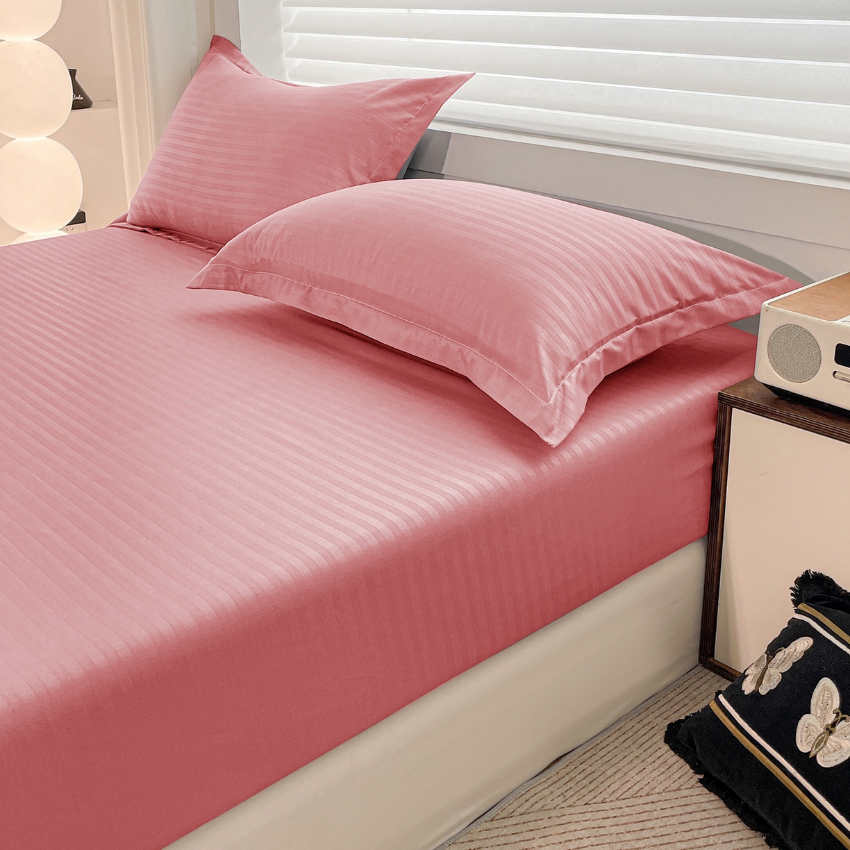 91家纺网 家纺一手货源 找家纺 恬澳家纺 2025新款简约磨毛压花床笠外贸跨境电商亚马逊速卖通单床笠三件套欧美尺寸多多跨境平台-场景二 条纹-粉