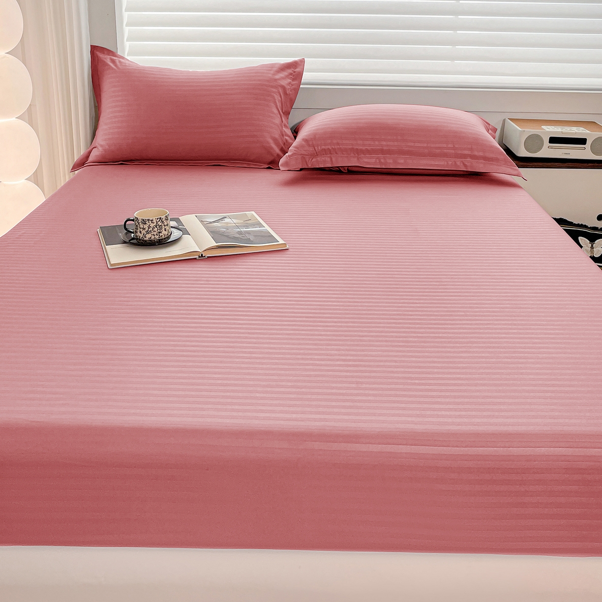 91家纺网 家纺一手货源 找家纺 恬澳家纺 2025新款简约磨毛压花床笠外贸跨境电商亚马逊速卖通单床笠三件套欧美尺寸多多跨境平台-场景二 条纹-粉